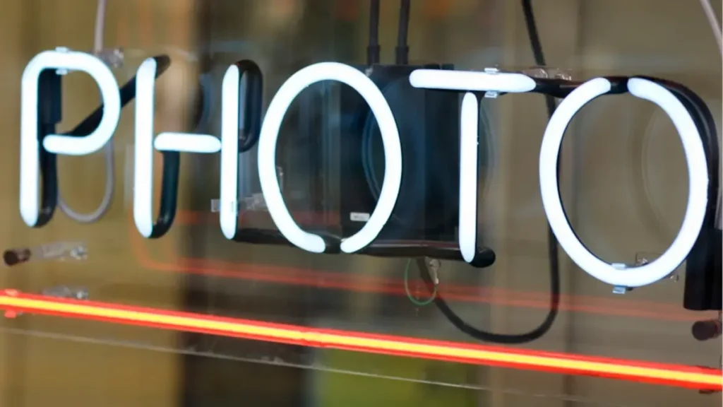 Neon z biało-niebieskawym napisem PHOTO